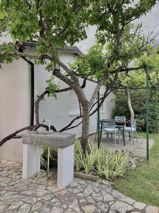 Sunny Grandma'S Garden Apartment Baska  Exterior photo